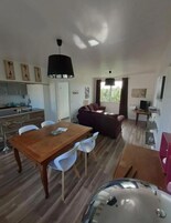 Apartamento família, vista para o jardim | Área de estar | TV
