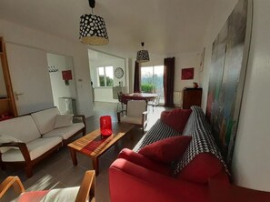 Villa | Living area | TV - Gites Le Puits des Souhaits (Villedieu-les-Poêles-Rouffigny)