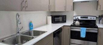 Downtown Gem-Comfortable 2 bedroom main floor suite/Free Parking/ Free cleaning