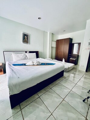 Habitación triple familiar, balcón, vista a la ciudad | Área de sala de estar