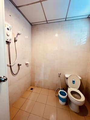 Shower, free toiletries, slippers, towels - Blue Pearl Shore (Patong)