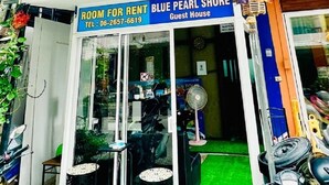 A guest house named Blue Pearl Shore with a signboard advertising rooms for rent. - Blue Pearl Shore (Patong)