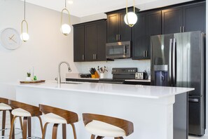 Refrigerador, microondas, horno, placa de cocina