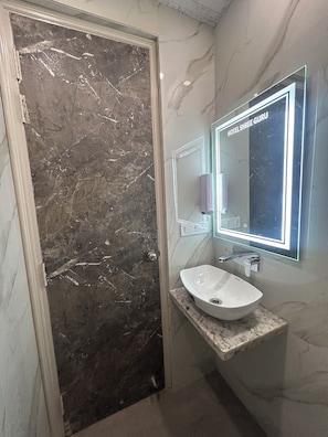Camera Basic | Bagno | Doccia, set di cortesia gratuito, asciugamani