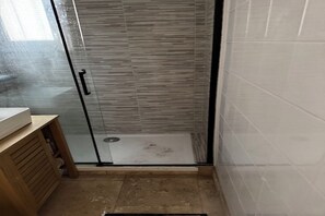 Dusche, umweltfreundliche Kosmetikartikel, Handtücher, Toilettenpapier