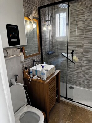 Dusche, umweltfreundliche Kosmetikartikel, Handtücher, Toilettenpapier