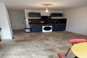 Kühlschrank, Mikrowelle, Herdplatte, Wasserkocher mit Kaffee-/Teezubehör