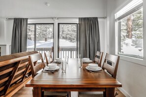 Dining - Cozy Studio Loft Near Village w Pool & Spa 623 (Mammoth Lakes)