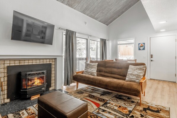 Smart TV, fireplace - Cozy Studio Loft Near Village w Pool & Spa 623 (Mammoth Lakes)
