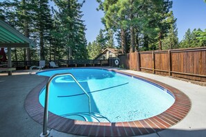 A heated pool - Cozy Studio Loft Near Village w Pool & Spa 623 (Mammoth Lakes)