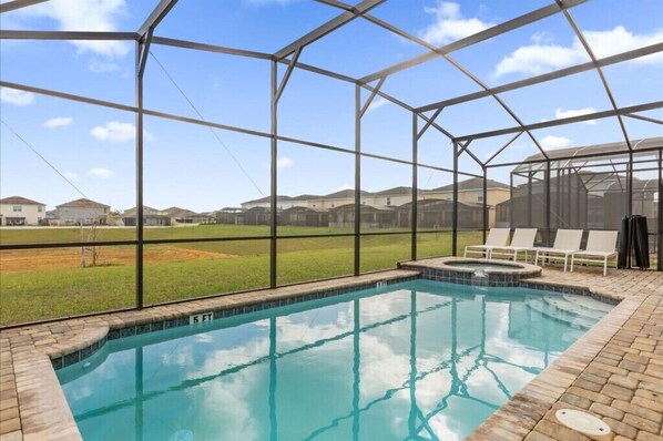 Een verwarmd zwembad