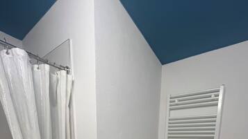 Douche, sĂšche-cheveux, bidet, serviettes fournies