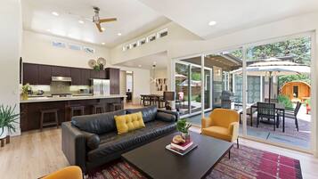 Smart-TV, Kamin, BĂŒcher