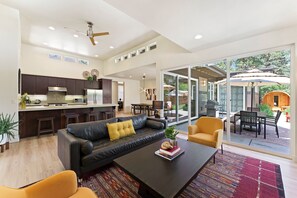 Smart-TV, peis og bøker