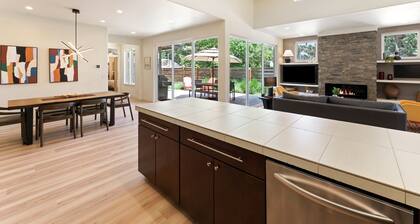 Modern Nordic Nest: Sauna & Stroll to Galveston Ave
