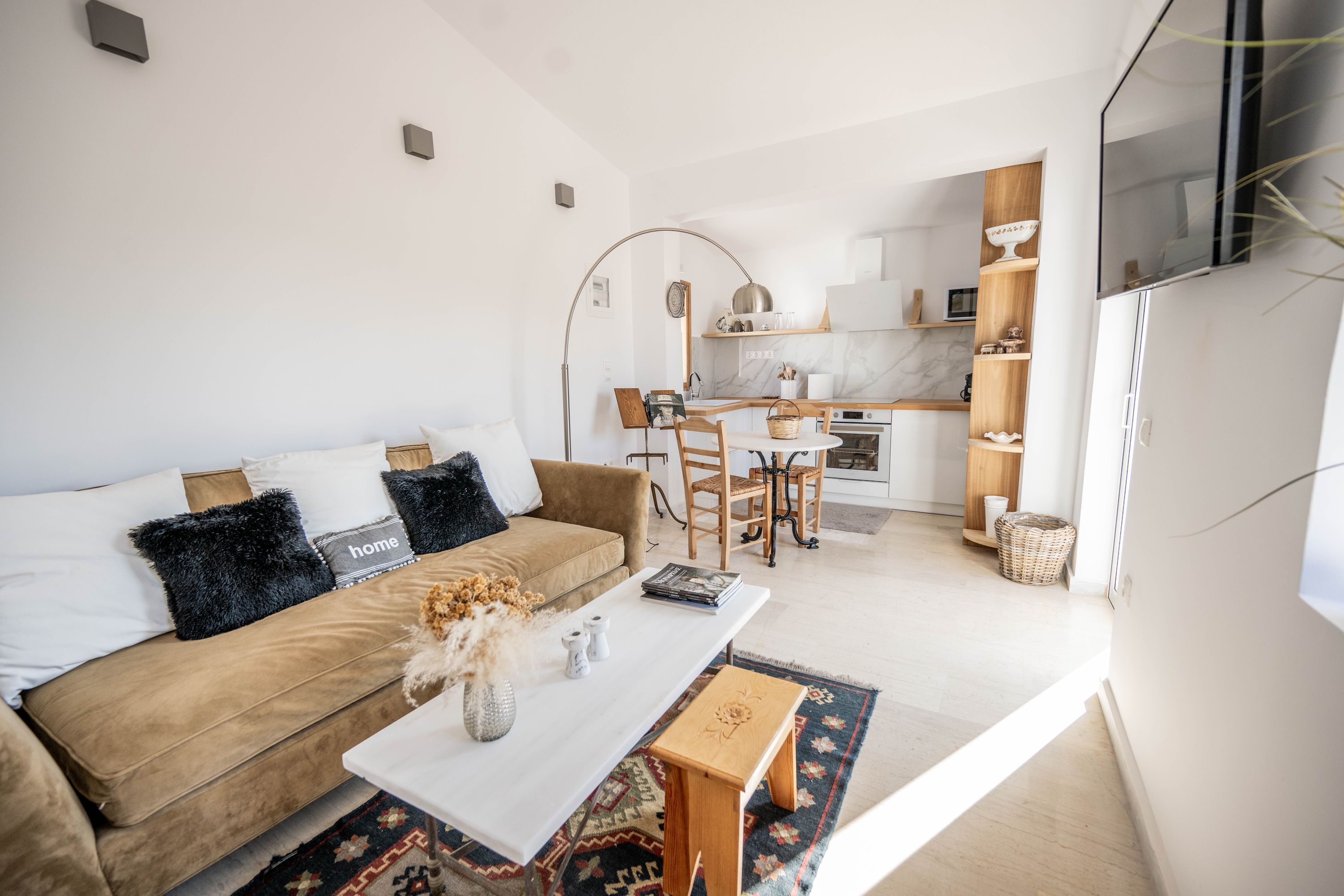 Suite | 6 bedrooms, desk, soundproofing