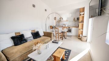 Suite | 6 bedrooms, desk, soundproofing