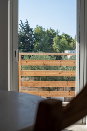 6 bedrooms, desk, soundproofing - Agrambeli Apartments at Heraion Lagoon (Loutraki-Agioi Theodoroi)