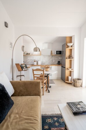 6 bedrooms, desk, soundproofing - Agrambeli Apartments at Heraion Lagoon (Loutraki-Agioi Theodoroi)