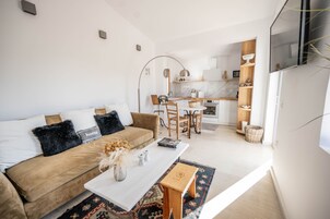 Casa, para fumantes | 6 quartos, escrivaninha, quartos à prova de som