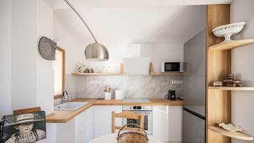 Suite | 6 bedrooms, desk, soundproofing