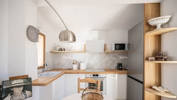 House, Smoking | 6 bedrooms, desk, soundproofing