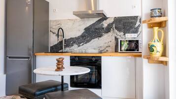 6 bedrooms, desk, soundproofing