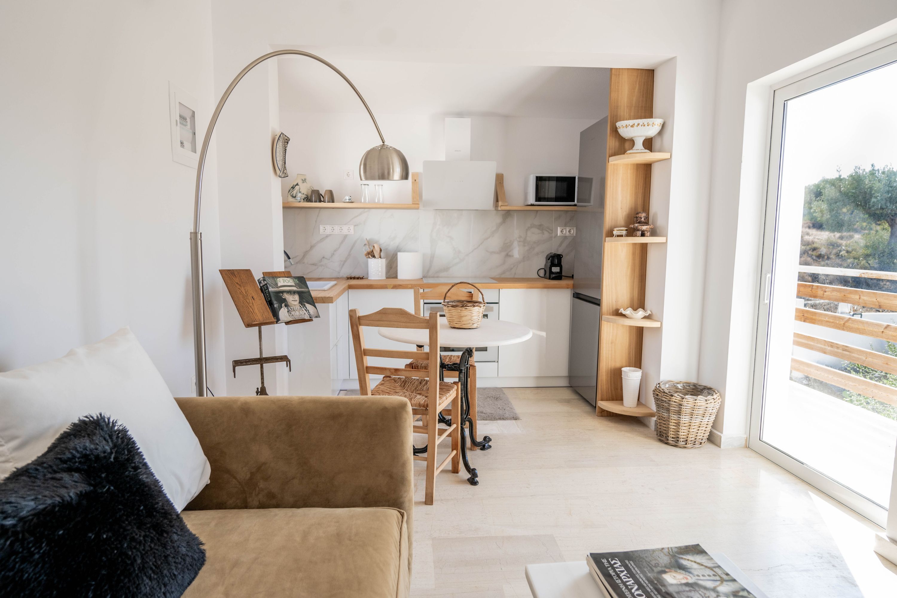 Suite | 6 bedrooms, desk, soundproofing