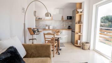 Suite | 6 bedrooms, desk, soundproofing