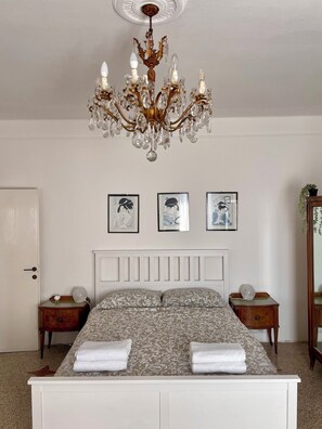 2 habitaciones, tabla de planchar con plancha, wifi y ropa de cama 