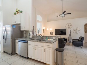 Køleskab, mikrobølgeovn, ovn, kogeplade