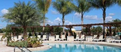 حمّام سباحة مُدفَّأ