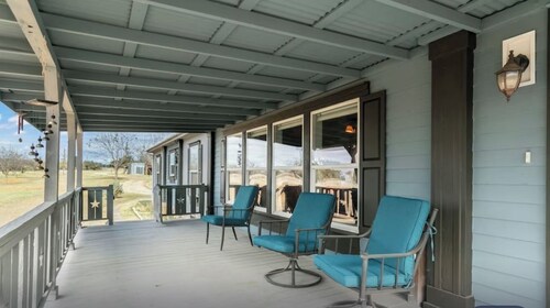  3-3  HOT TUB in peaceful Fredericksburg