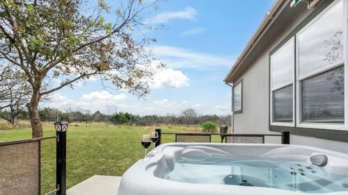  3-3  HOT TUB in peaceful Fredericksburg