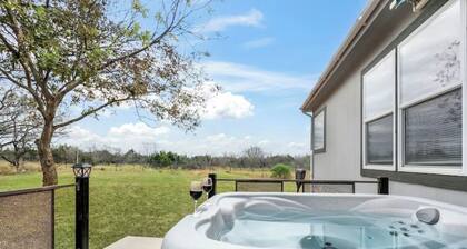 3-3 HOT TUB in peaceful Fredericksburg