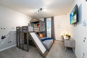 6 bedrooms, iron/ironing board, WiFi, bed sheets