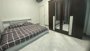 Un dormitorio con cama, armario y puerta.