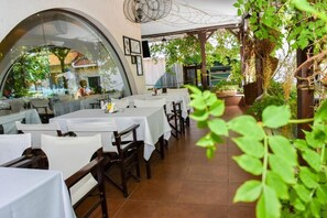 Outdoor dining - Very nice studio on the first line. Bulgaria, Aheloy, WiFi (Ravda)
