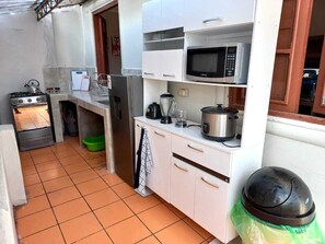 Kühlschrank, Mikrowelle, Ofen, Geschirrspüler