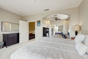 4 bedrooms, iron/ironing board, internet, bed sheets
