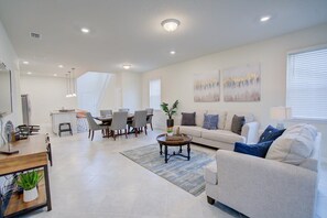 Smart TV, ping pong - Last Minute Disney! Private Pool, Hot Tub, Game Room & Themed Bedrooms. Book Now! #128665 (Orlando)