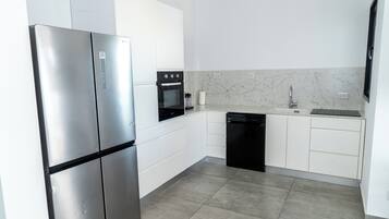 Apartment, 3 Bedrooms, Beach View, Sea Facing | Private kitchen | Electric kettle