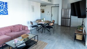 Leilighet, 3 soverom, strandutsikt, sjøvendt | Oppholdsområde | TV