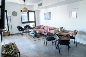 Apartment, 3 Bedrooms, Beach View, Sea Facing | Living area