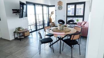 Apartment, 3 Bedrooms, Beach View, Sea Facing | In-room dining