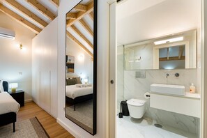 Douche, sèche-cheveux, serviettes fournies