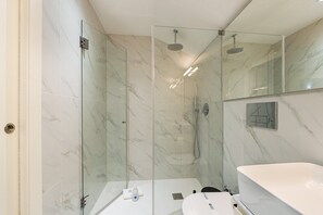 Dusche, Haartrockner, Handtücher