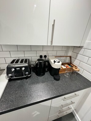 Réfrigérateur, four à micro-ondes, un four, surface de cuisson