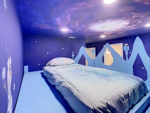 6 bedrooms, iron/ironing board, WiFi, bed sheets