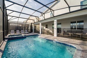 Lämmitetty uima-allas